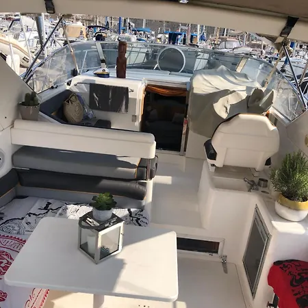 Sejour Face Au Vieil Avec Parking Антіб